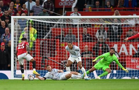 Van Dijk bị chỉ trích trong bàn thua của Liverpool
